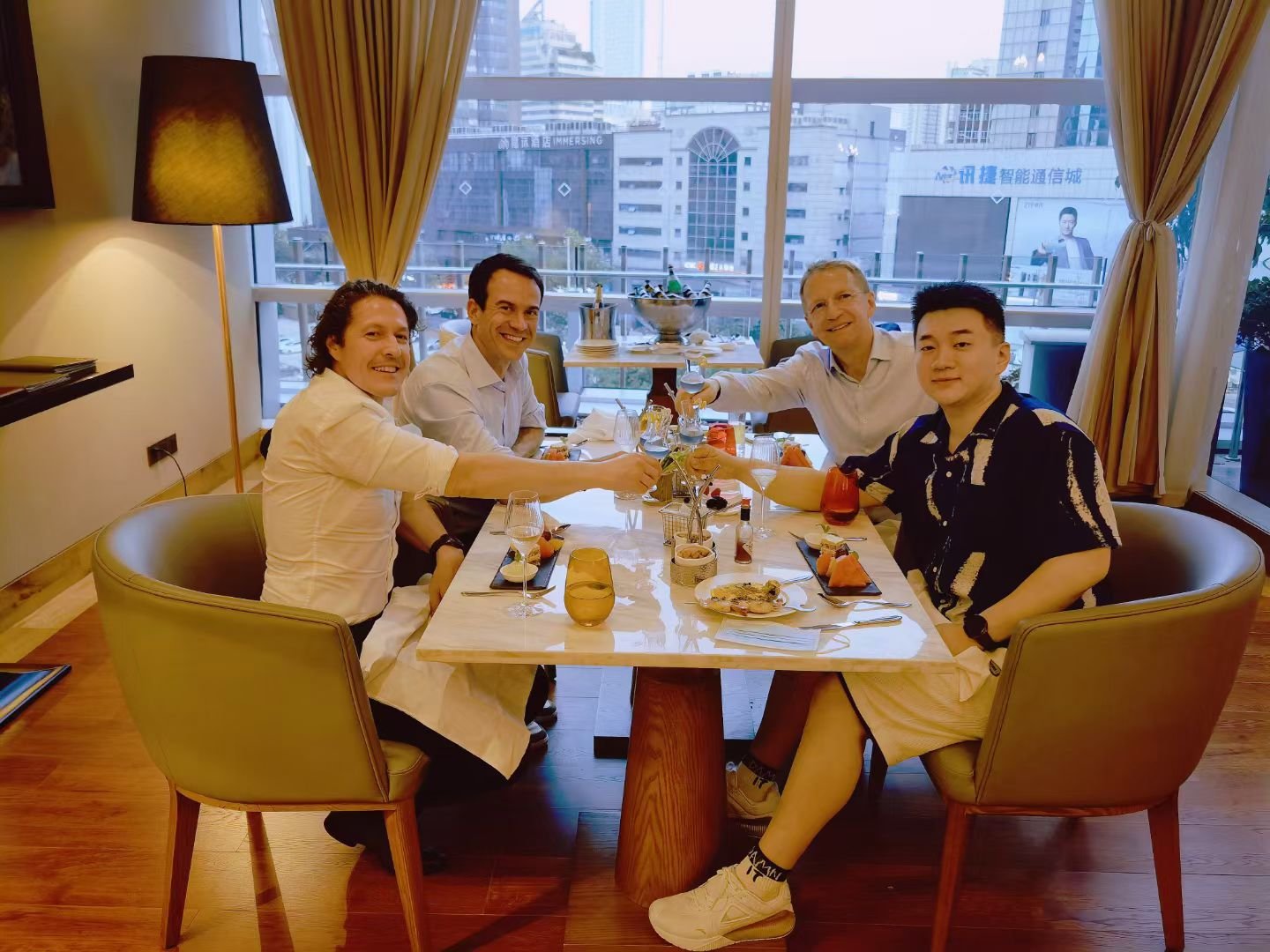 A shared meal and conversation from the AIRPLUS photo archive