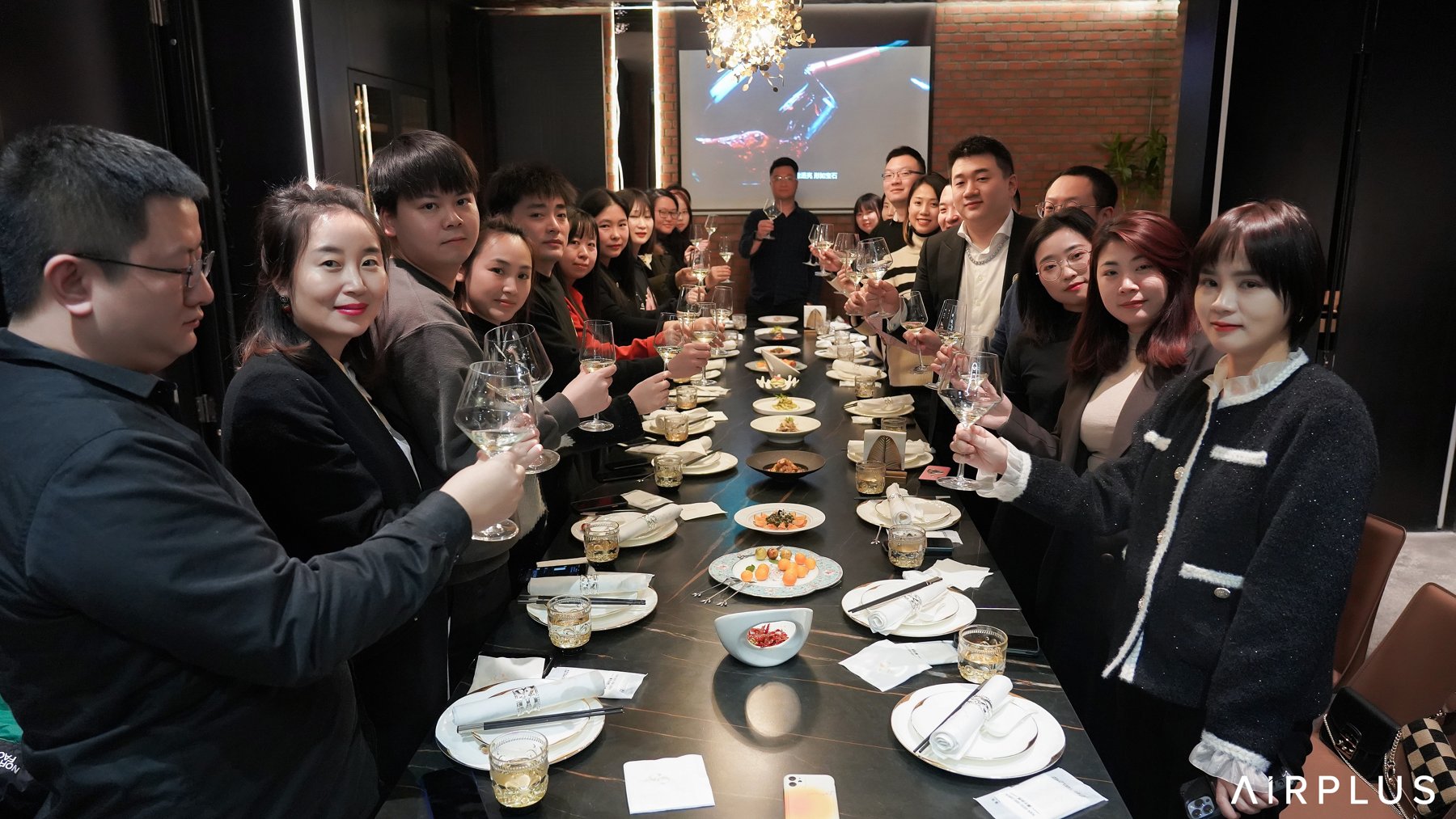 AIRPLUS colleagues gathered around a dinner table